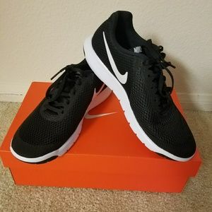 Woman's Nike Flex Experience RN 6
